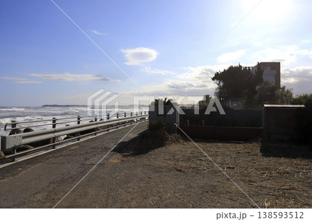 海岸沿いの際に建つ洋館のシルエット 海岸沿いの際に建つ洋館のシルエット 138593512
