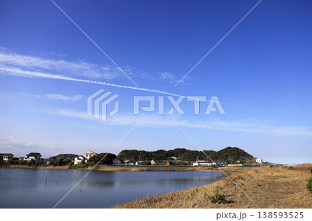 夷隅川河口付近から見た干潟と太東崎 飛行機雲 138593525