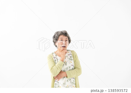 悩むシニア女性 138593572