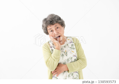 悩むシニア女性 138593573