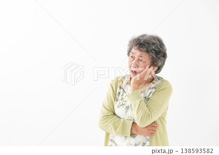 悩むシニア女性 138593582