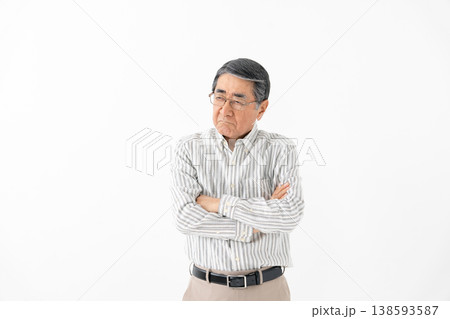 悩むシニア男性 悩むシニア男性 138593587