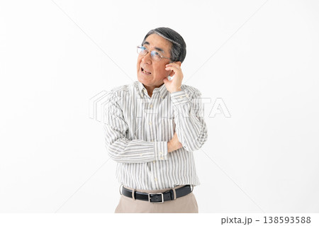 悩むシニア男性 悩むシニア男性 138593588