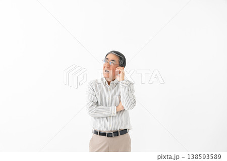 悩むシニア男性 悩むシニア男性 138593589