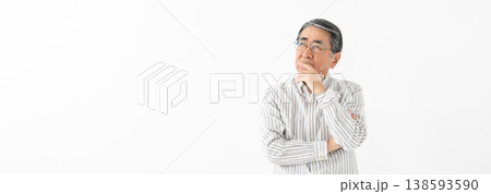 悩むシニア男性 138593590