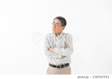 悩むシニア男性 悩むシニア男性 138593591