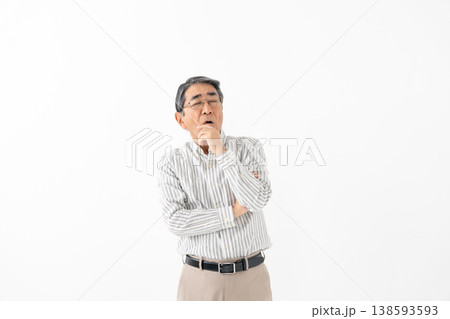 悩むシニア男性 悩むシニア男性 138593593