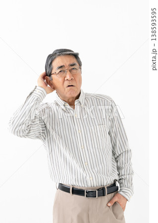 悩むシニア男性 138593595
