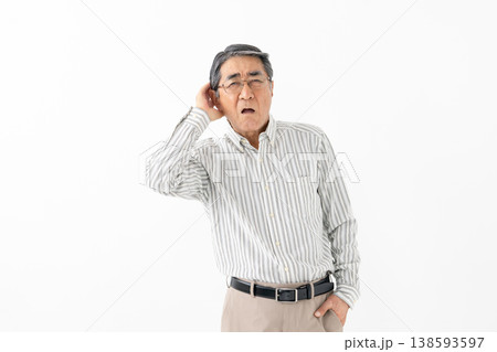 悩むシニア男性 138593597