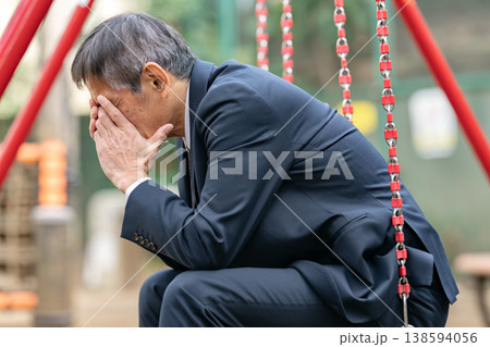 悩むビジネスマン 公園 悩むビジネスマン 公園 138594056
