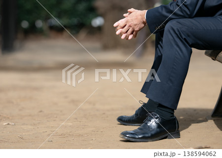 落ち込むビジネスマン　手元 138594062