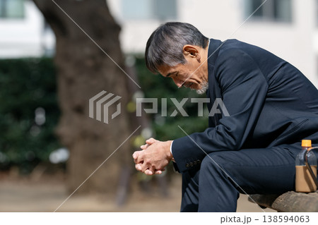 落ち込むビジネスマン 138594063