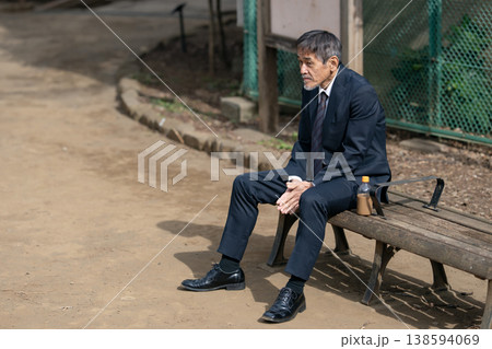 落ち込むビジネスマン 138594069