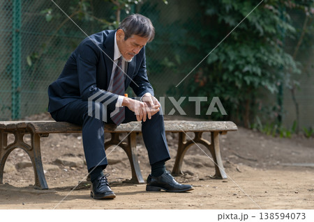 落ち込むビジネスマン 138594073