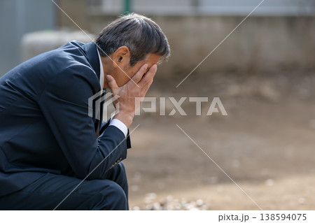 落ち込むビジネスマン 138594075