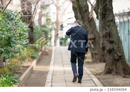 歩くビジネスマン　後ろ姿 138594094