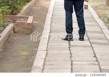歩くビジネスマン　後ろ姿　足元 138594095