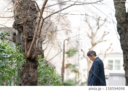 歩くビジネスマン　横向き 138594098