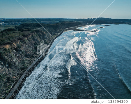 空か眺める屏風浦と打ち寄せる白波 138594390