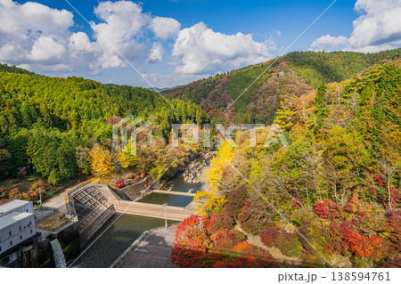 豊田市の三河湖の紅葉の風景(愛知県) 豊田市の三河湖の紅葉の風景(愛知県) 138594761