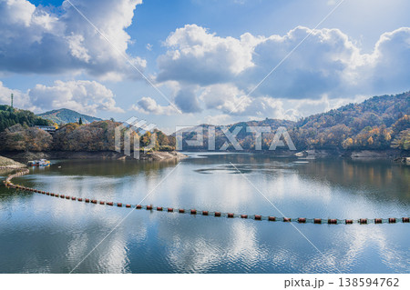 豊田市の三河湖の紅葉の風景(愛知県) 豊田市の三河湖の紅葉の風景(愛知県) 138594762
