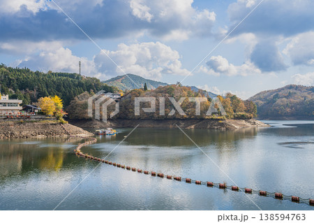 豊田市の三河湖の紅葉の風景(愛知県) 138594763