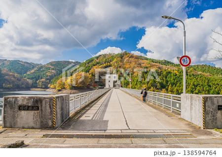豊田市の三河湖の紅葉の風景(愛知県) 138594764