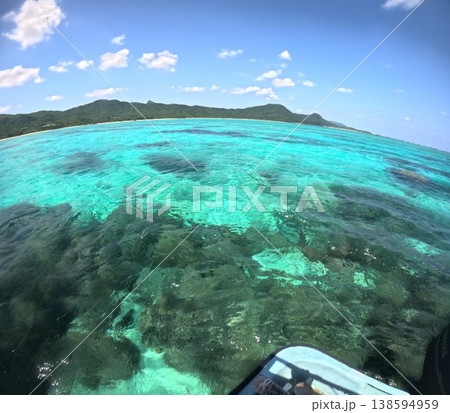 上空から見たサンゴ礁と透明な南国の海 138594959
