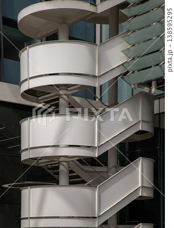Situated at 1 Lime Street in the City of London, the Lloyd building is a masterpiece of High-Tech design, defined by its celebrated external spiral staircases. These structures utilize semi-circular Situated at 1 Lime Street in the City of London, the Lloyd building is a masterpiece of High-Tech design, defined by its celebrated external spiral staircases. These structures utilize semi-circular 138595295