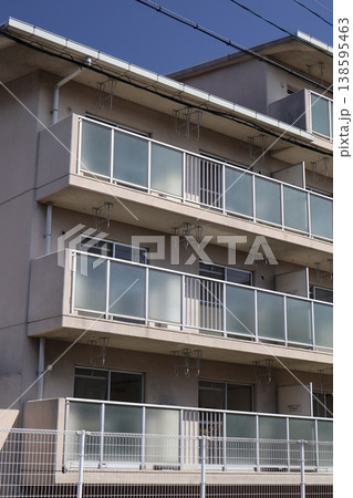 青空と新築の未入居のマンションのある風景 青空と新築の未入居のマンションのある風景 138595463