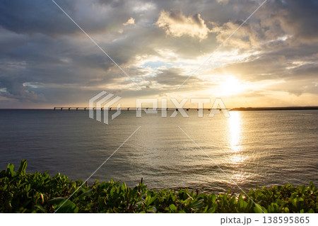 夕日に照らされる海と橋の風景 夕日に照らされる海と橋の風景 138595865
