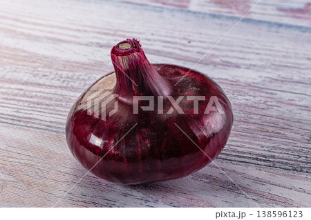 Raw ripe purple whole onion 138596123