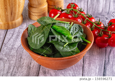 Green spinach leaves heap in the bowl 138596271
