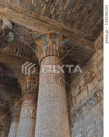 クヌム神殿（エスナ神殿）の彩色柱頭と壁面装飾—エジプト・エスナ 138596281