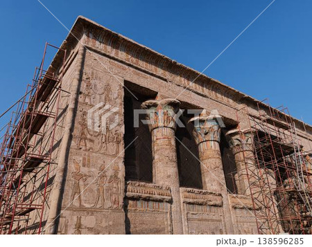 修復中のクヌム神殿（エスナ神殿）の外壁と彩色柱—エジプト・エスナ 138596285