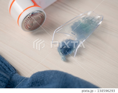 Cleaning the lint remover. Consumption is sustainable. 138596293