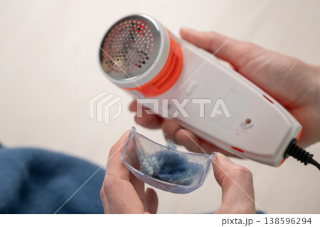 Cleaning the lint remover. Consumption is sustainable. Cleaning the lint remover. Consumption is sustainable. 138596294