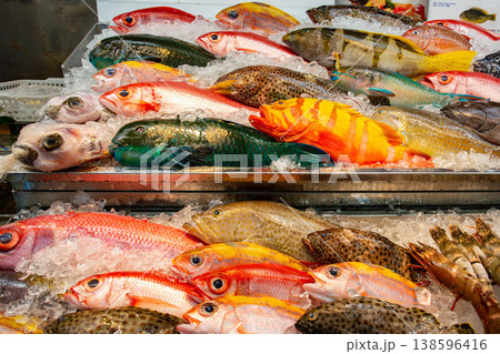 沖縄の市場に並ぶ色鮮やかな鮮魚と魚介類 沖縄の市場に並ぶ色鮮やかな鮮魚と魚介類 138596416