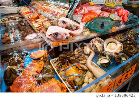 沖縄の市場に並ぶ色鮮やかな鮮魚と魚介類 沖縄の市場に並ぶ色鮮やかな鮮魚と魚介類 138596423
