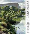 都市に広がる日本庭園と池のある癒しの風景 138596655