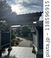 日本の神社と鳥居、光に包まれた参道 138596915