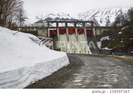 春の放水中・鷹泊ダム 春の放水中・鷹泊ダム 138597167