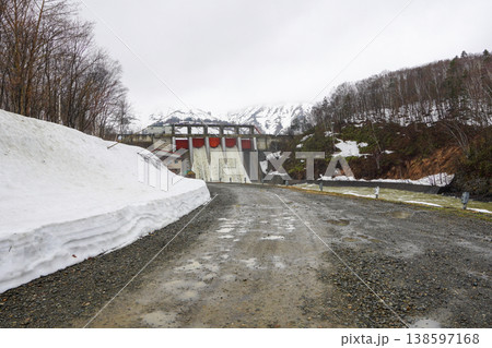 春の放水中・鷹泊ダム 138597168