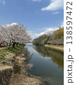 川沿いに咲く満開の桜と春の風景 138597472