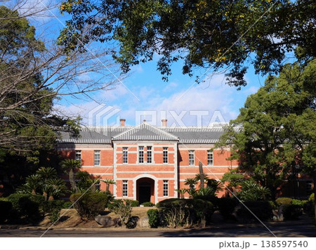 五高記念館の建物と青空 (熊本大学) 五高記念館の建物と青空 (熊本大学) 138597540