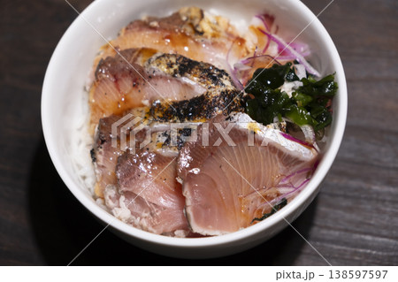 ブリのタタキ丼イメージ (海鮮丼) ブリのタタキ丼イメージ (海鮮丼) 138597597