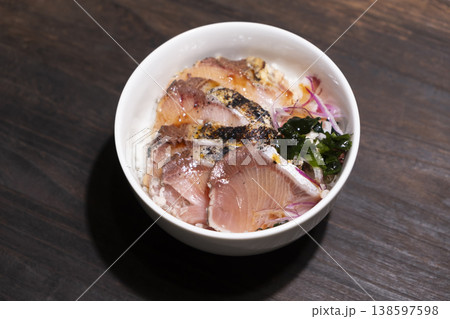 ブリのタタキ丼イメージ　(海鮮丼) 138597598