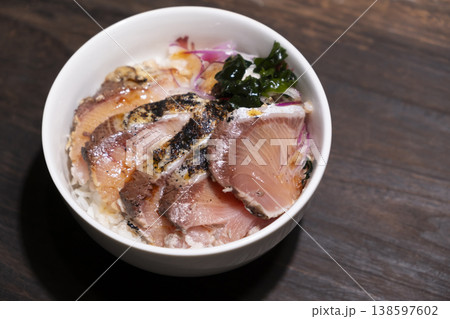 ブリのタタキ丼イメージ (海鮮丼) ブリのタタキ丼イメージ (海鮮丼) 138597602