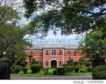五高記念館の建物　初夏の青空と新緑　（熊本大学） 138597626