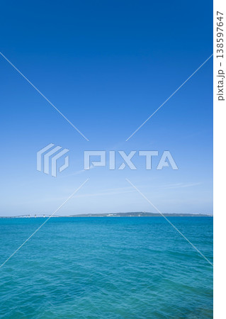 宮古島から見た伊良部大橋と伊良部島 宮古島から見た伊良部大橋と伊良部島 138597647